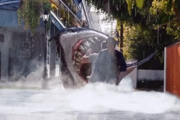 Режиссер худшего фильма всех времен снял кино об акулах или рекламу нижнего белья