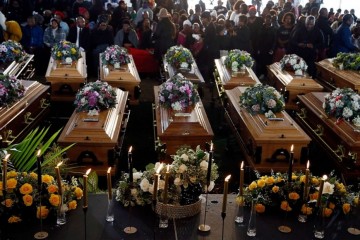 В Ирландии и Британии в обычай входят групповые и отложенные похороны