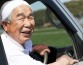 Пожилых японцев, решивших завязать с вождением, поощрят похоронными скидками