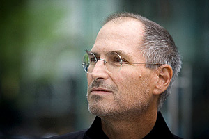 Основатель Apple Стив Джобс умирает от рака