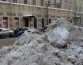 Улицы Петербурга после продолжительных снегопадов оказались под толстым слоем грязи и реагентов