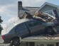 В США водитель «умышленно» врезался в крышу 2-этажного дома